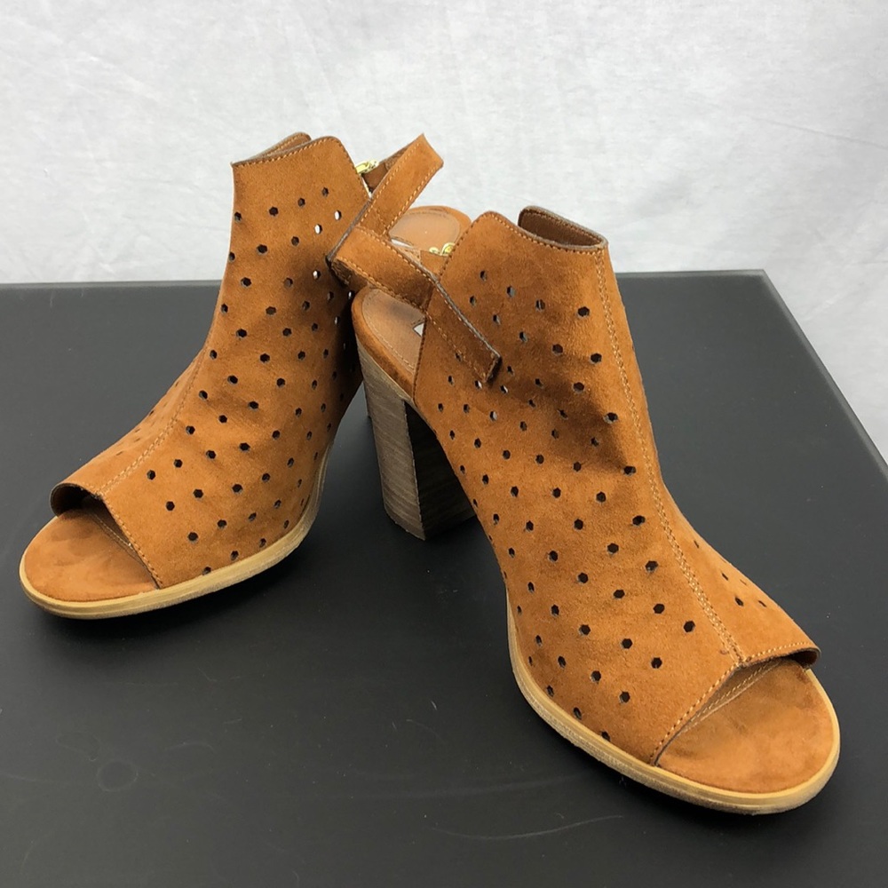 Steve Madden peep toe sling back perforated heel 7